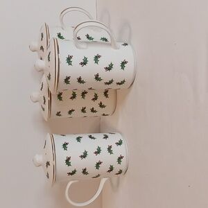 St. George Christmas 4 Piece English Fine China Tea Mugs With Lids